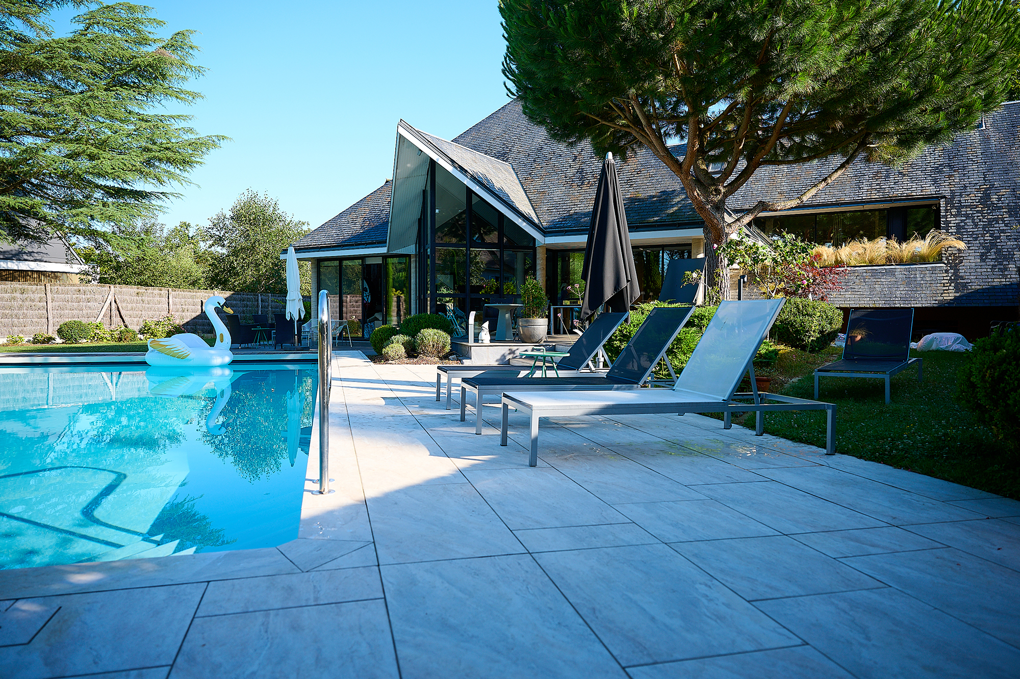 Julien Ravigné, carreleur en Mayenne, terrasse avec piscine